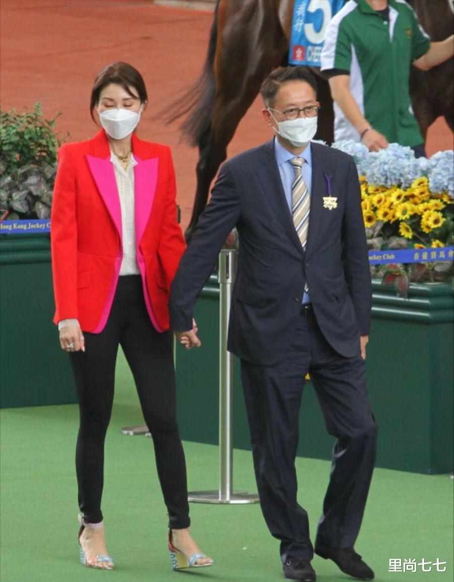 李嘉欣|李嘉欣胖得挺明显！穿健美裤配西装像妇女主任，终于接地气了