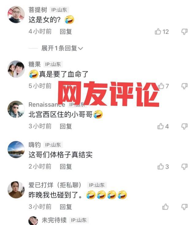 漂亮女子逛夜市,满背纹身惹争议,网友:真羡慕她的男朋友