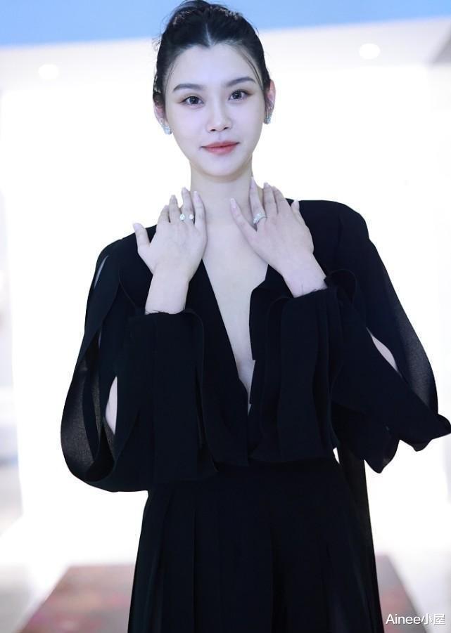 穿衣搭配 奚梦瑶终于有豪门的样子了，穿黑色礼裙高贵大方，不涂红唇也优雅