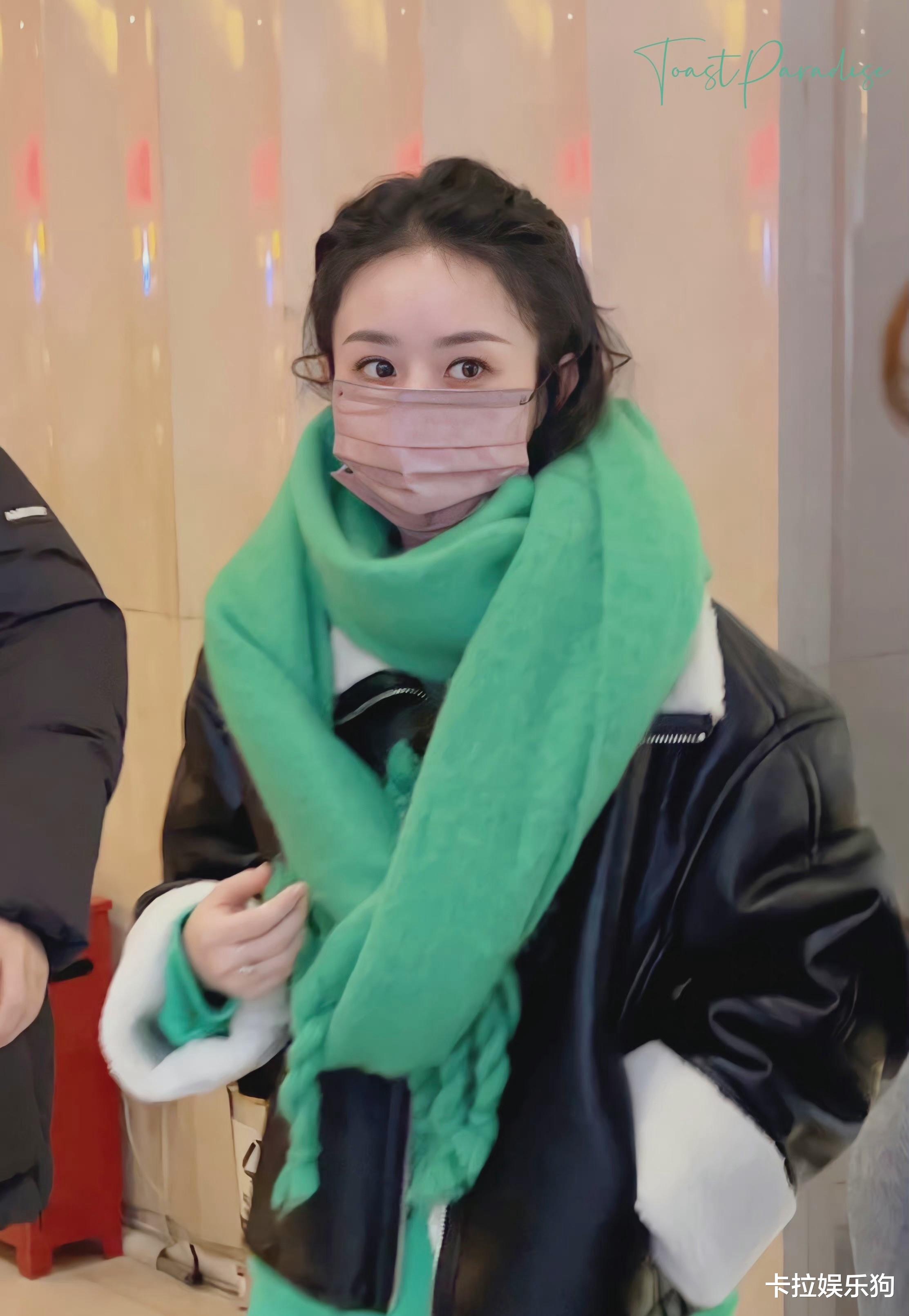 赵丽颖|赵丽颖现身春晚彩排现场,绿色大围巾保暖舒适,颖火虫们太热情