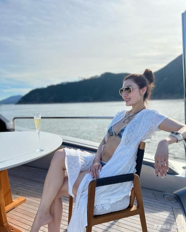 牛莉|李嘉欣在家中秀身材，和8年前的自己比美，穿高叉泳裤露长腿