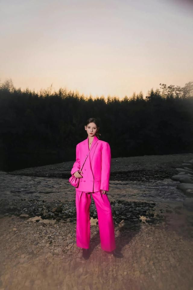 粉色|张曦予粉色西装造型，网友：把火龙果穿在身上