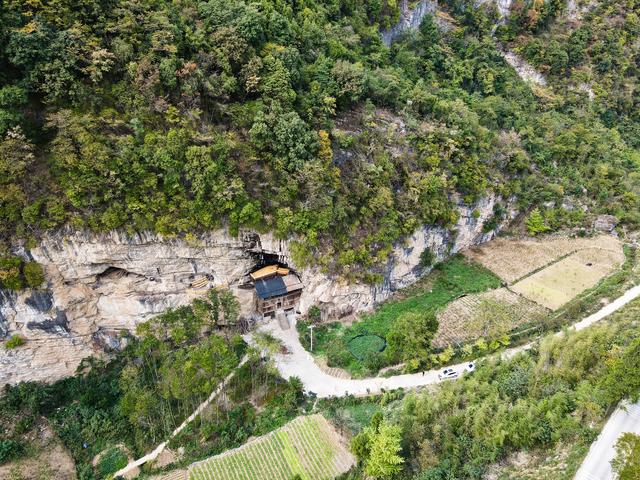 重庆|500万都不卖！重庆峡谷一崖居人家，堪称豪宅，方圆几公里无人烟