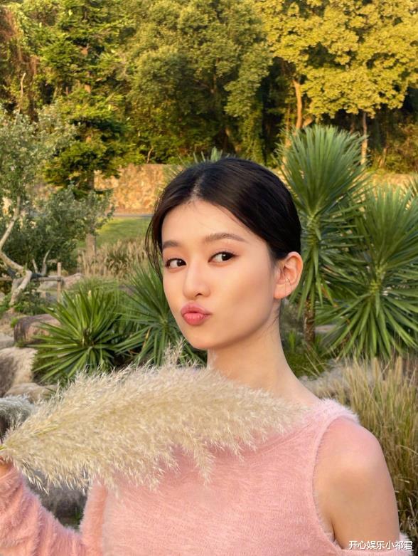 乔欣|乔欣秋季落日随拍，尽显女性优雅一面，就是法令纹太抢眼