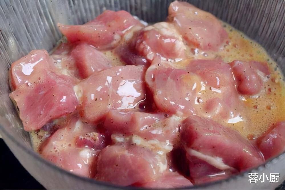 立秋润燥,饮食上可“减辛增酸”,多吃“3黄2白1红”,润肺养胃