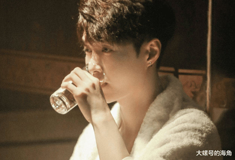 张艺兴|很喜欢张艺兴现在的状态，自信坚定，大气沉着