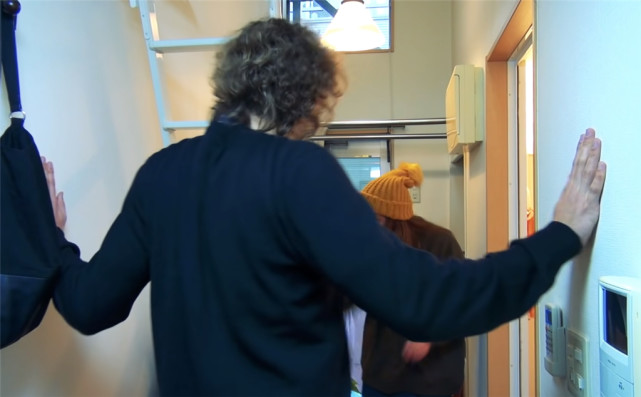 90后姑娘住进日本8㎡“缝隙房”，吃饭坐地上，睡觉爬梯子