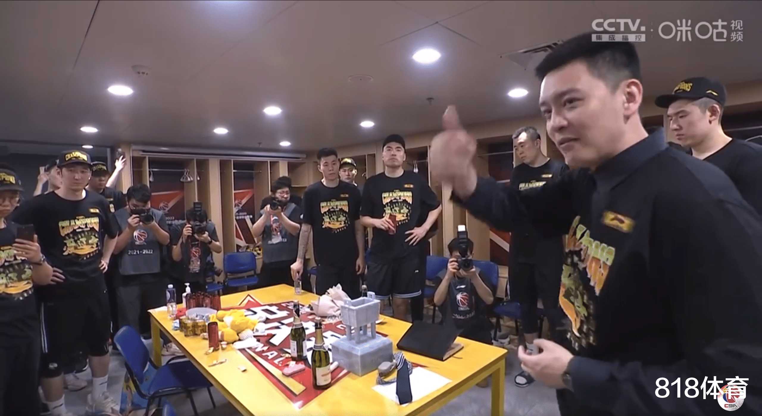 杨鸣|欢乐! 杨鸣更衣室发表夺冠致辞, 刚想报复莫兰德, 被大韩金金狂喷香槟