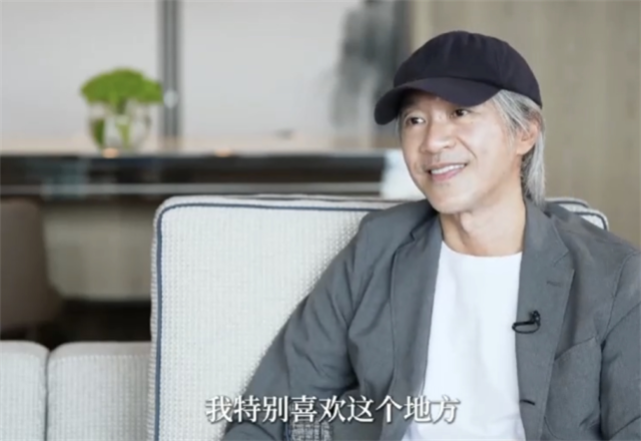 周星驰|周星驰晒《食神》剧照送新年祝福,与陈汉典互动,自曝考虑复出演戏