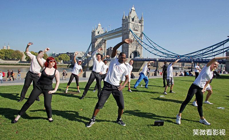 西装 简单聊一聊，夏天想要穿衣显瘦，还得管好自己