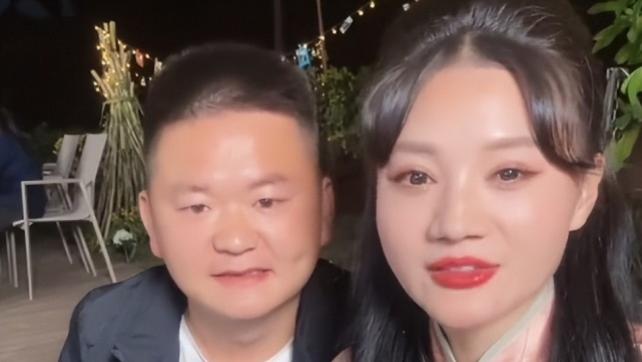 |唐小鱼和孩子坐地头吃红薯，腰部勒出一层赘肉，网友：不嫌丢人