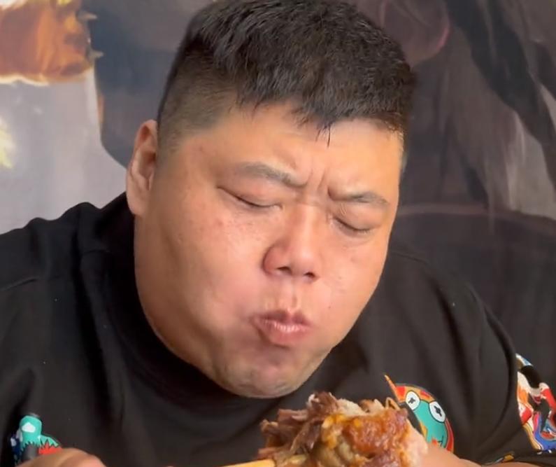 美丽 网红“胖猴仔”被质疑复胖，放肆啃猪肘，网友：取关，怕成为帮凶