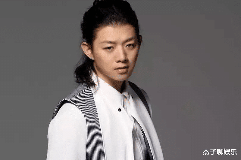 火风|60岁火风携女拉萨拜佛,戴天价佛珠,一家三口惹争议?