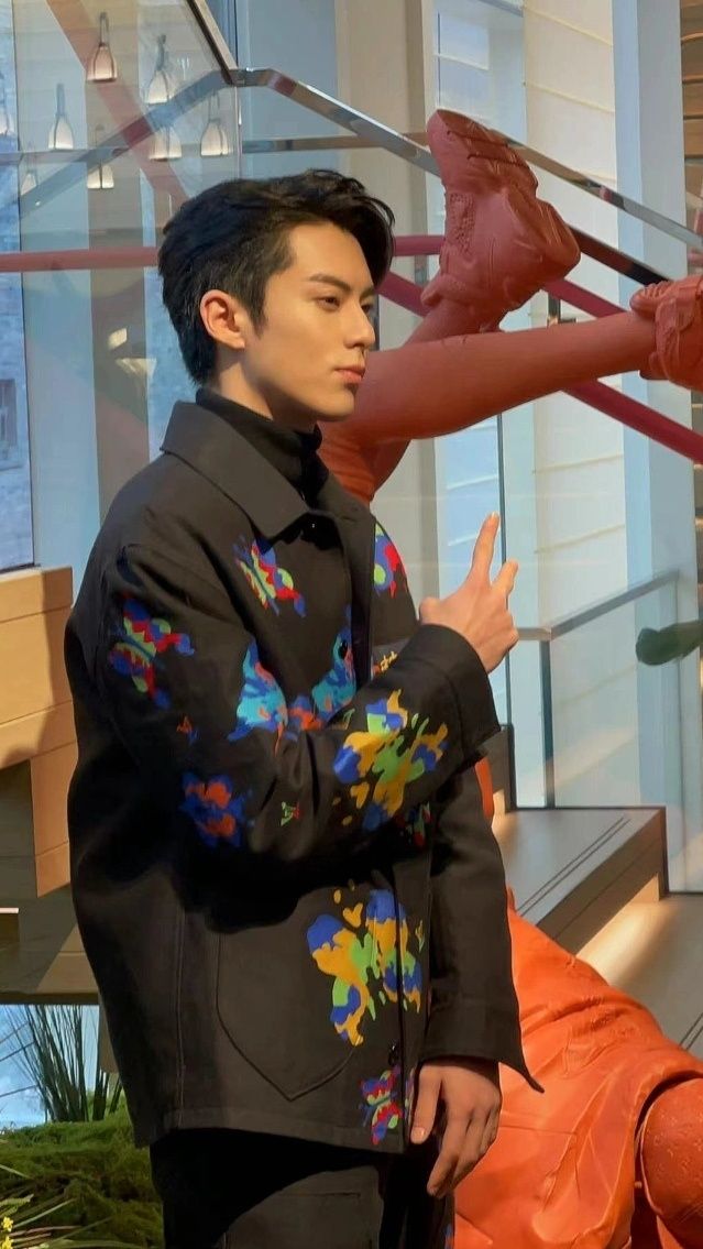 王鹤棣|王鹤棣真不愧是生图杀手，无美颜无滤镜气质出众，五官精致好帅气