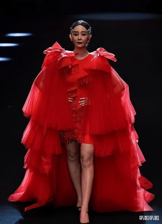 邓紫棋|看脸90斤,看腿150斤,这7位女星小脸配粗腿,身材太不协调