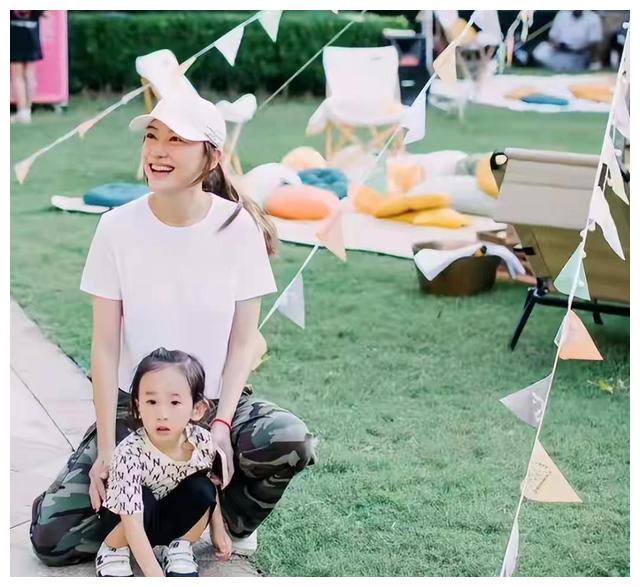 应采儿|应采儿带两儿子出游,二宝被网友误认是女孩!为啥要让儿子留长发