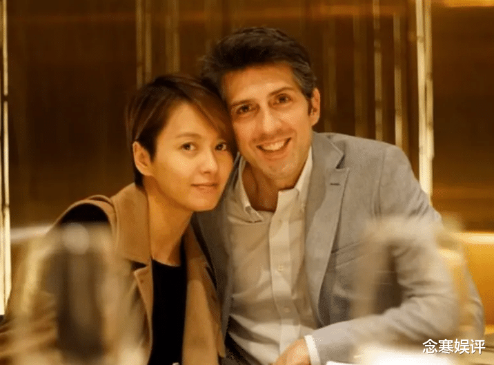 梁咏琪|46岁梁咏琪跟歌迷在酒店聚会，肤白貌美似少女，身形消瘦令人担心