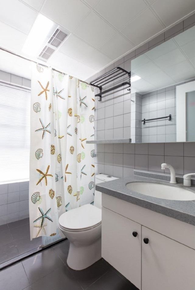 97平北欧风三居室,客厅整面落地窗将光线引入室内,大气通透