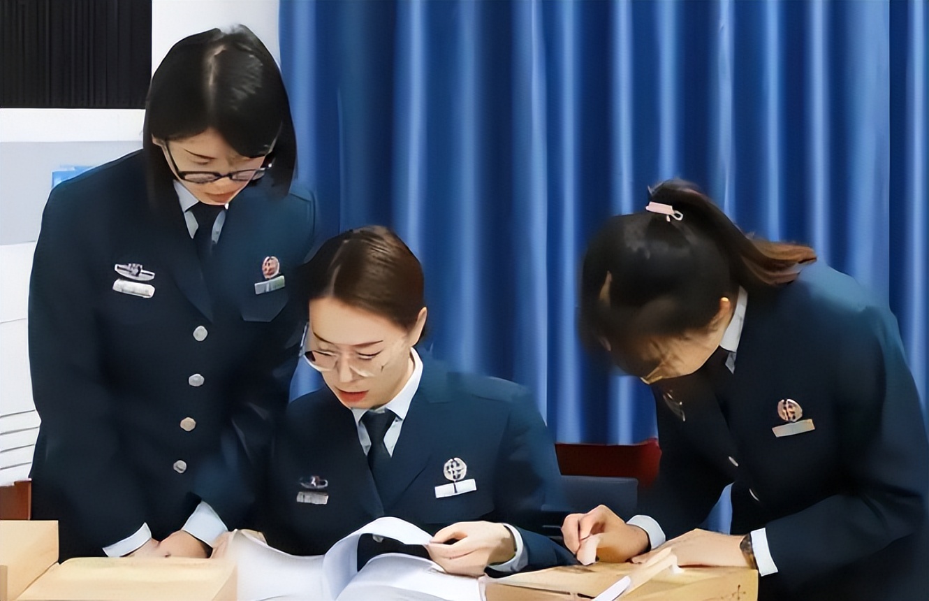 文职|军队文职公开招聘2万余个岗位,六险二金待遇佳,专科生不容错过