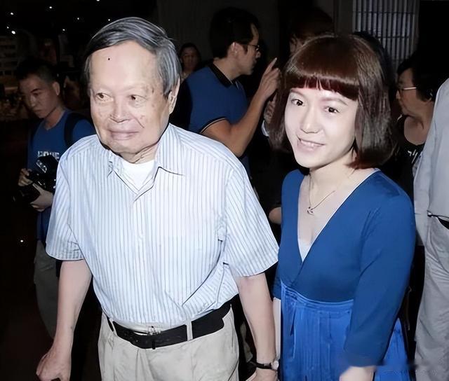 翁帆|知情人称杨振宁的工资每月一百万!翁帆不上班也能享受优渥的生活