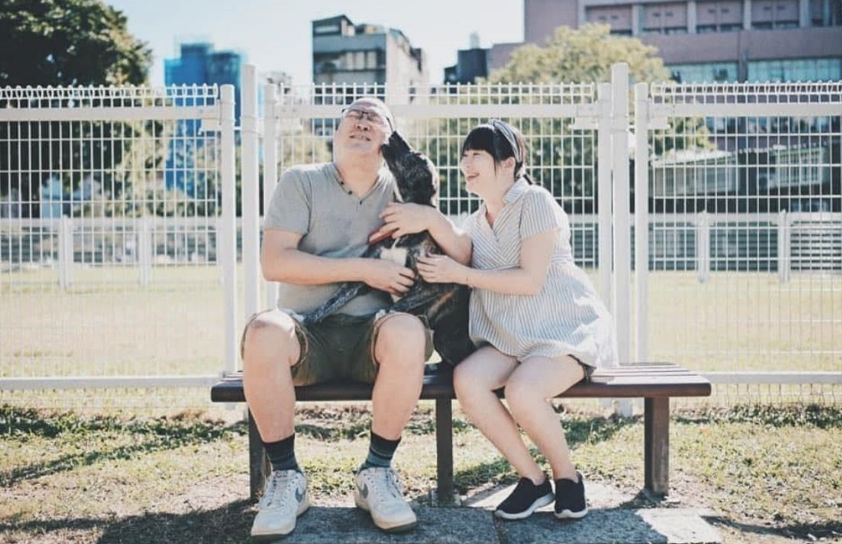 明金成|已故导演明金成遗孀近况曝光，照顾龙凤胎儿女，兼顾月还10万房贷