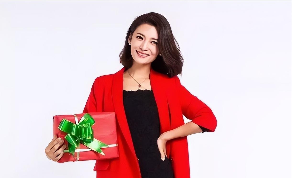 安徽主持马滢突发意外,坐轮椅拄拐杖上节目,众人搀扶行走艰难