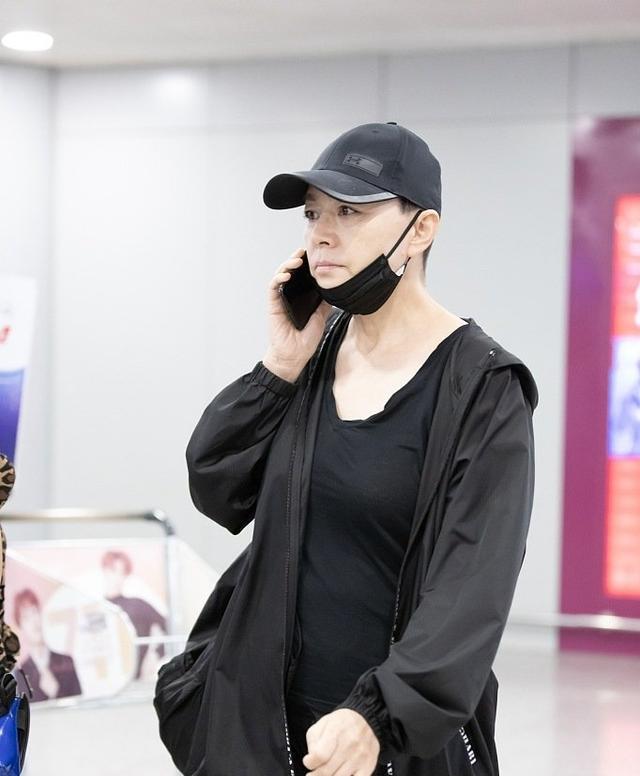 纹眉 宋丹丹60岁又瘦身又纹眉,梳油头中性打扮,追求个性是个潮奶奶