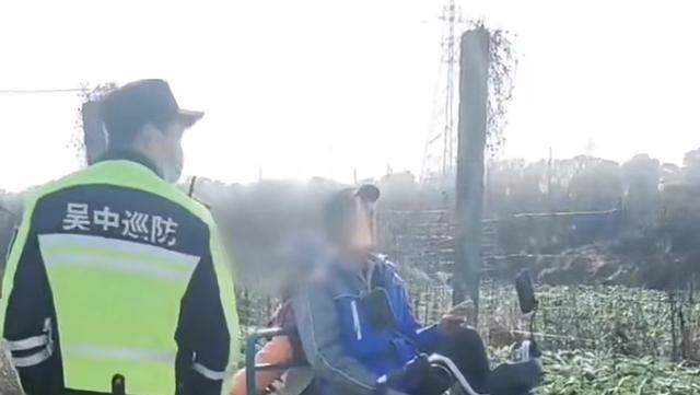 菜园主人抓到老人来偷菜,老人理直气壮表示:我70了,你拘不了我