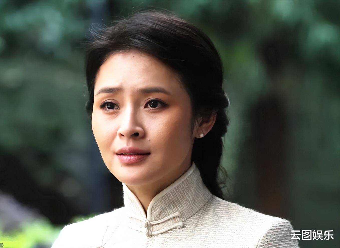 于明加|39岁于明加做运动！穿露腰背心大秀身材，凹凸有致曲线完美太吸睛