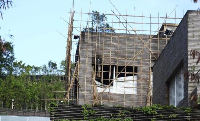 林青霞失火豪宅已在搭棚修复,装修疑损伤过亿,疑将防弹玻璃拆卸