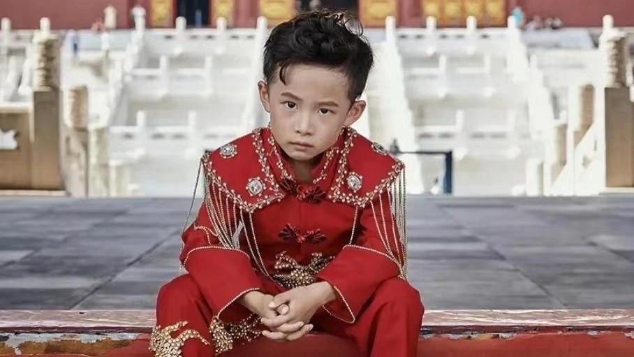 易烊千玺|易烊千玺的9岁弟弟疑出道，登河南卫视表现亮眼，五官神似哥哥