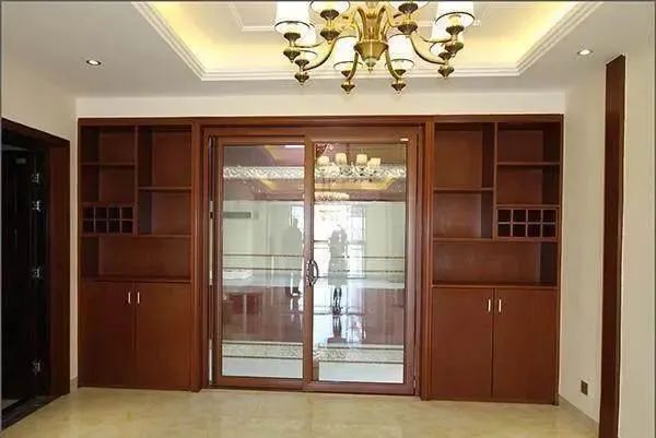 老婆把阳台可客厅打通后,我家像是200平的大户型,很气派!