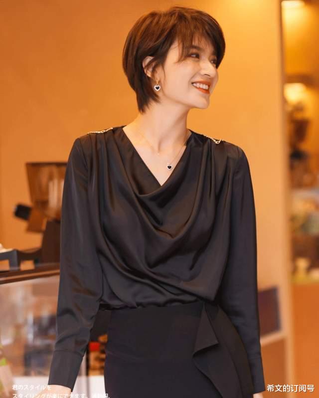 穿衣搭配|春季御姐范穿搭,高级黑色荡领衬衫