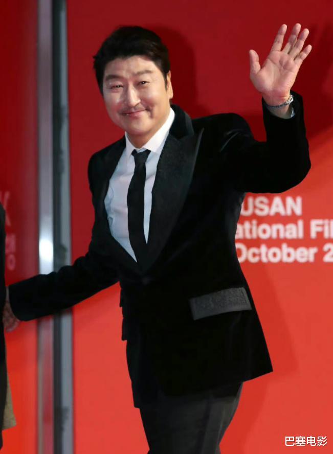 梁朝伟|釜山电影节红毯:梁朝伟大惊喜,女神变脸认不出,玉泽演严重发腮