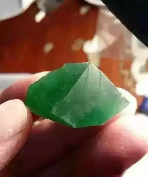 翡翠|一块被绺裂“附体”的翡翠原石。