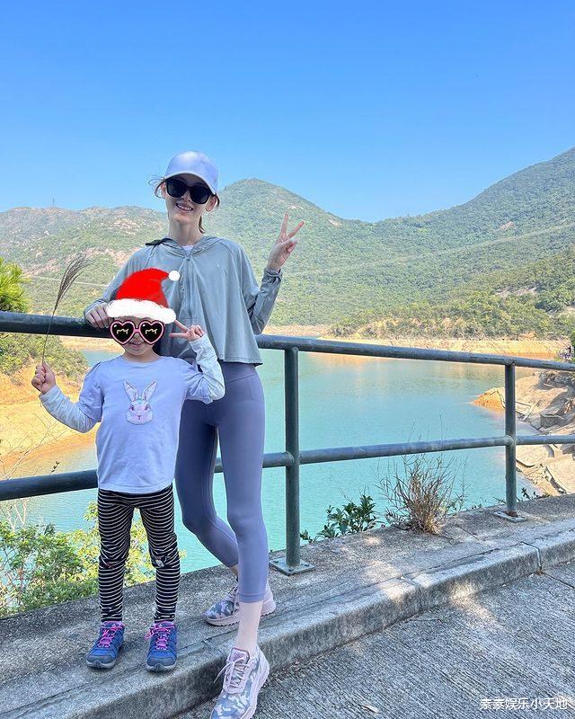 章泽天|章泽天父亲露面,在女婿东哥面前显得有些拘谨,一家人相当幸福