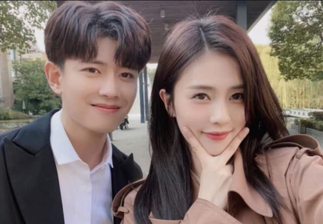 Angelababy|Baby菜市场拍戏遭围观,寒冬穿超短裙秀美腿,拿暖手宝取暖接地气