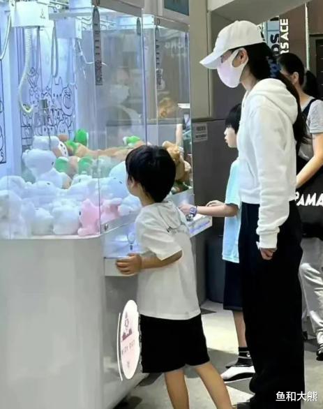 抖音|与杨颖离婚一年，黄晓明高调谈育儿理念遭群嘲，网友拆台一针见血