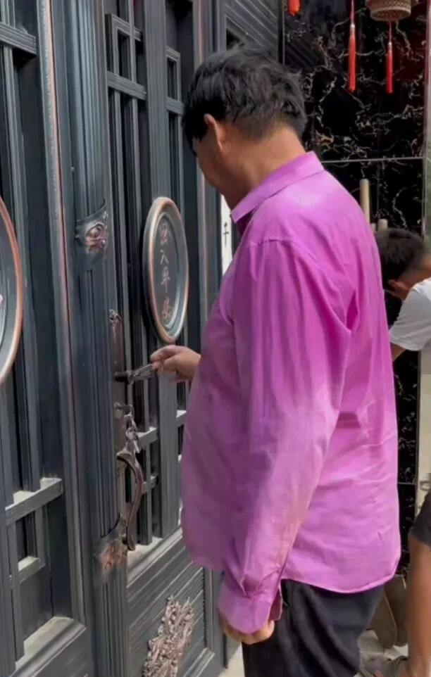 朱之文|大衣哥下地干活是炒作?裤子上全是泥巴