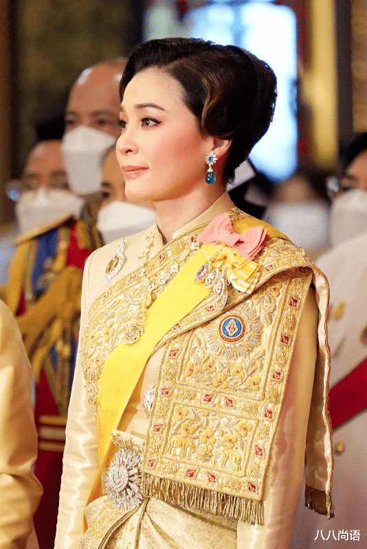苏提达|苏提达为泰王庆生,穿皇家黄泰服雍容华贵,碧翠色耳坠成点睛之笔