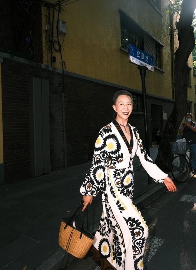 美丽 60岁马姐打开了中国大妈的另一面：酷帅短发，穿搭比小姑娘还时髦