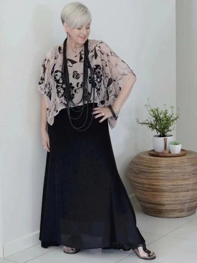 忘掉年龄，扔掉老年装！这才是阿姨辈该有的穿搭，真正优雅到老