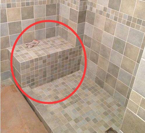 越来越多人喜欢把淋浴房设计成坐着洗澡,太聪明了,好用又潮流