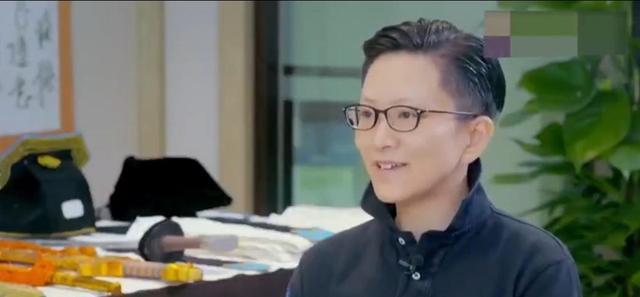 相声演员|相声演员谈艺术家,直言现在的艺术家一下雨顺墙根都出来了