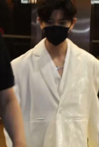 任嘉伦|任嘉伦白衣少年来袭,从里白到外,头发上的小卡子可可爱爱