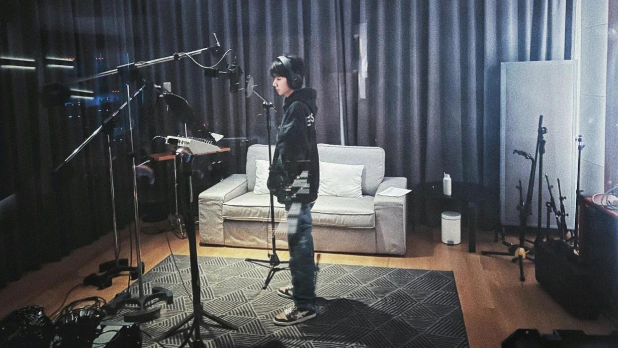 周迅|王源录音室碎片花絮照，认真做音乐散发迷人魅力，歌迷期待新惊喜