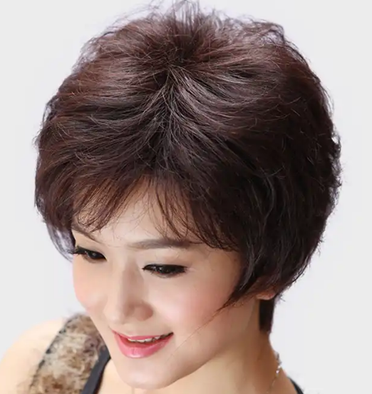 女人迈入中年，别瞎折腾头发了，准备好这四款假发，重显年轻姿态.