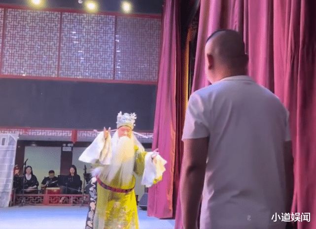 郭德纲|郭德纲惊喜空降三庆园,近照一言难尽,难怪烧饼孟鹤堂都哭红了眼!