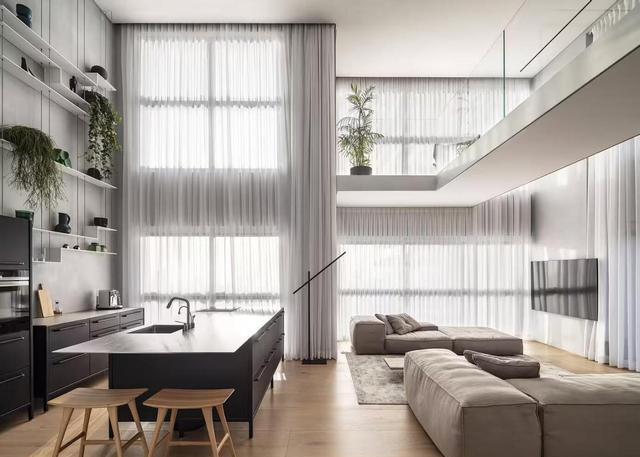 80顶楼挑空复式，装5m高落地窗+到顶玻璃砖墙，变身“贵族公寓”