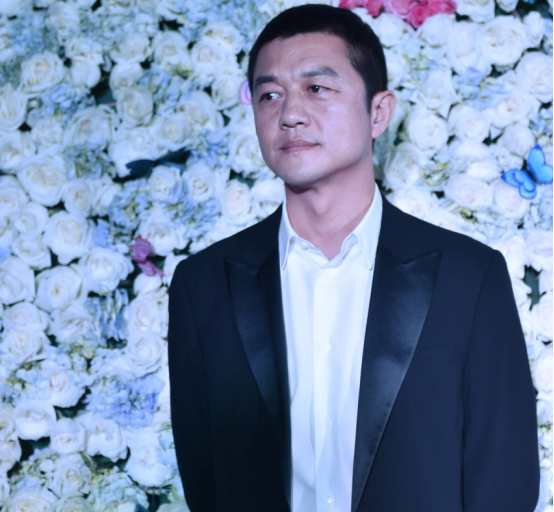 李亚鹏|一代男神,一身衬衫 西装赢6任女友,现欠4000万为钱下跪